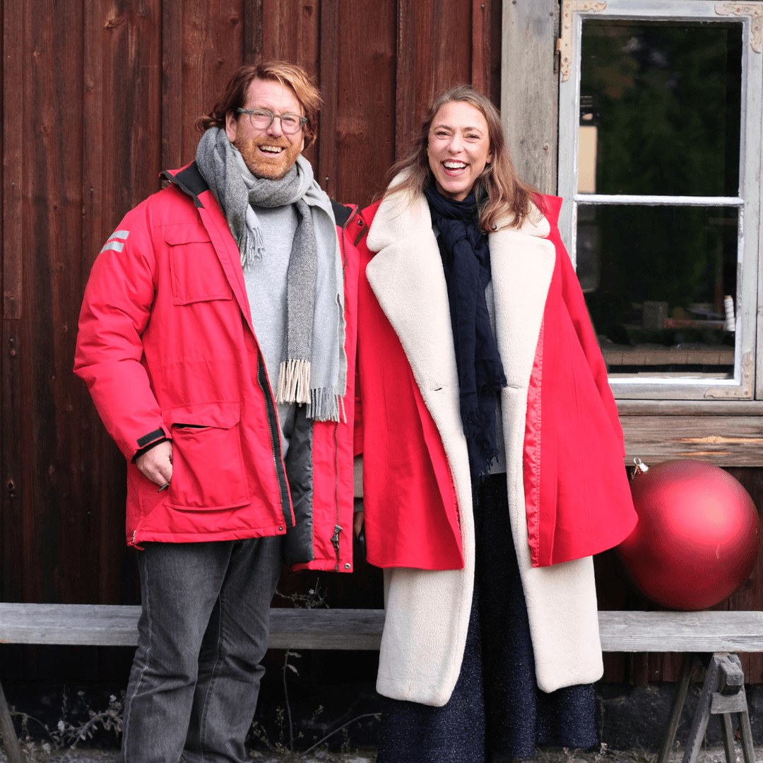 undergranen_1080x1080 Stefan Nilsson och Helena Lyth skrattar och ett rött hus i bakgrunden