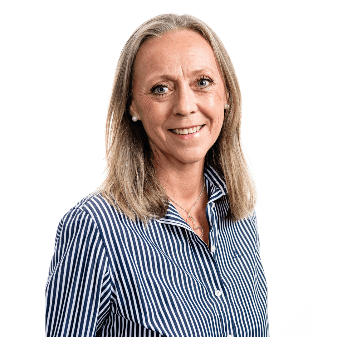 helena-kolhäger_1080x1080 Porträttbild på Helena Kolhäger, hon ler och har på sig en randig skjorta