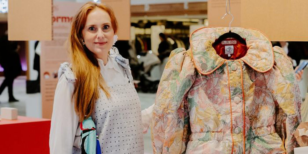 Lisa Setterberg vinnare av Formex Sustainability award 2026 visar upp sin jacka i återbrukat material.